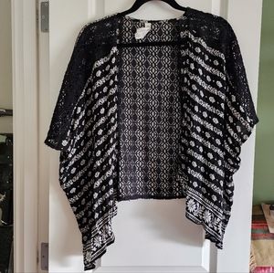 Aeropostale short black and white shawl